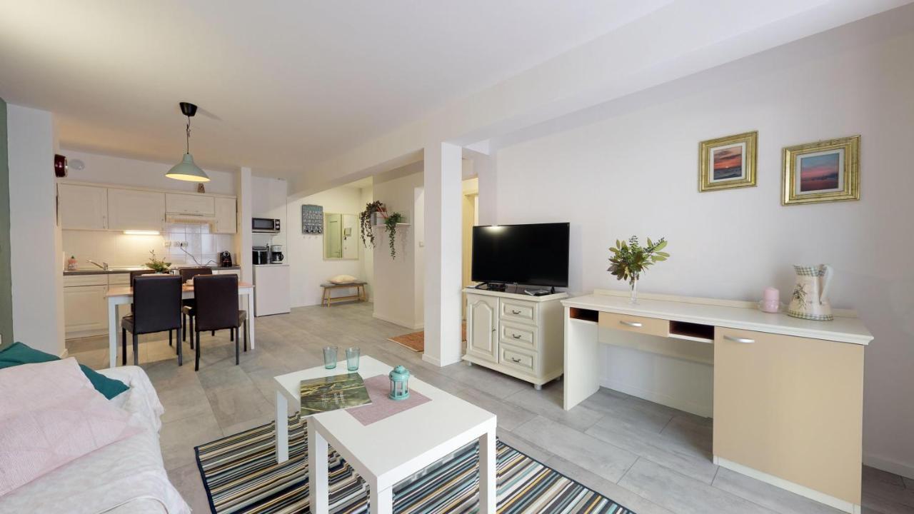 Mirta Deluxe Superior 5 Star Apartment, Your Piece Of Heaven By The Sea & Park, With Sea & Park View Novigrad  Exterior photo